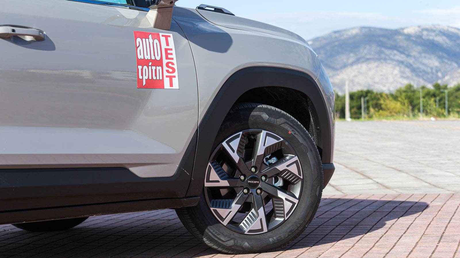 Το KGM Torres HEV με τα λάστιχα Nexen Roadian GTX σε διάσταση 225/60 R18. Το KGM Torres HEV με τα λάστιχα Nexen Roadian GTX σε διάσταση 225/60 R18.