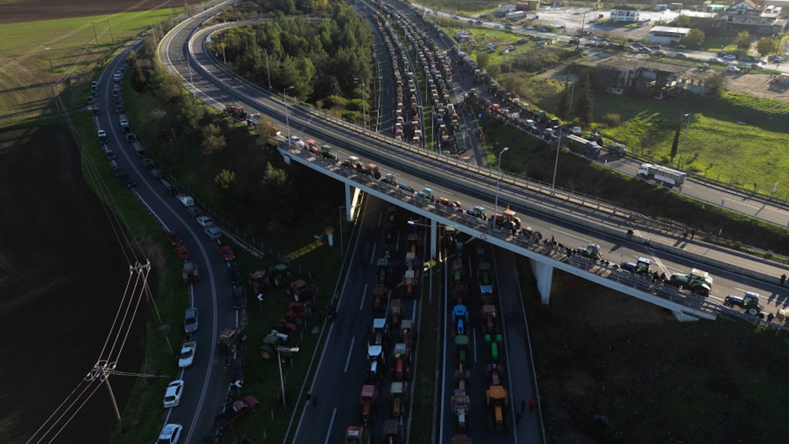 Το βασικότερο σημείο συμφόρησης εντοπίζεται στη Νίκαια Λάρισας, όπου εκατοντάδες τρακτέρ έχουν αποκλείσει την Εθνική Οδό Αθηνών – Θεσσαλονίκης. Το βασικότερο σημείο συμφόρησης εντοπίζεται στη Νίκαια Λάρισας, όπου εκατοντάδες τρακτέρ έχουν αποκλείσει την Εθνική Οδό Αθηνών – Θεσσαλονίκης.