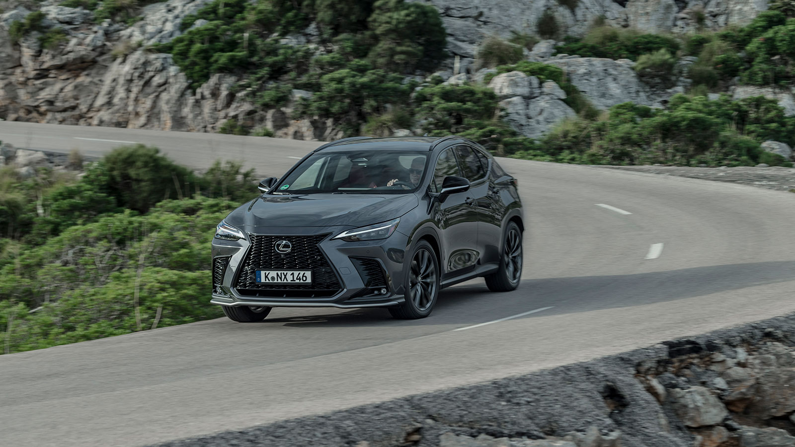 Σε κάθε διαδρομή πάντως το νέο NX απέδειξε τον premium χαρακτήρα του με την εξαιρετική ποιότητα κύλισης και την απομονωμένη από θορύβους καμπίνα. Σε κάθε διαδρομή πάντως το νέο NX απέδειξε τον premium χαρακτήρα του με την εξαιρετική ποιότητα κύλισης και την απομονωμένη από θορύβους καμπίνα.