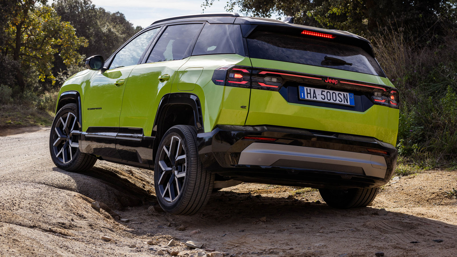 Με κοντούς προβόλους, 20 πόντους απόσταση από το έδαφος και τις μεγάλες διαδρομές της ανάρτησης, το Jeep Compass νιώθει στο σπίτι του εκτός δρόμου. 