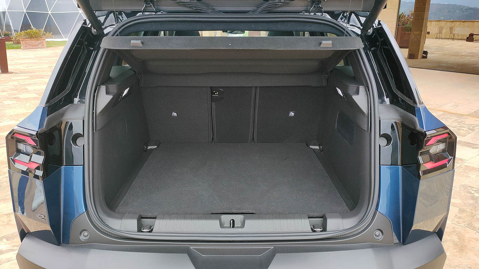 Μεγαλύτερος ο χώρος του πορτμπαγκάζ κατά 45 λίτρα συγκριτικά με το προηγούμενο Compass, χωράει πλέον 550 λτ.. 