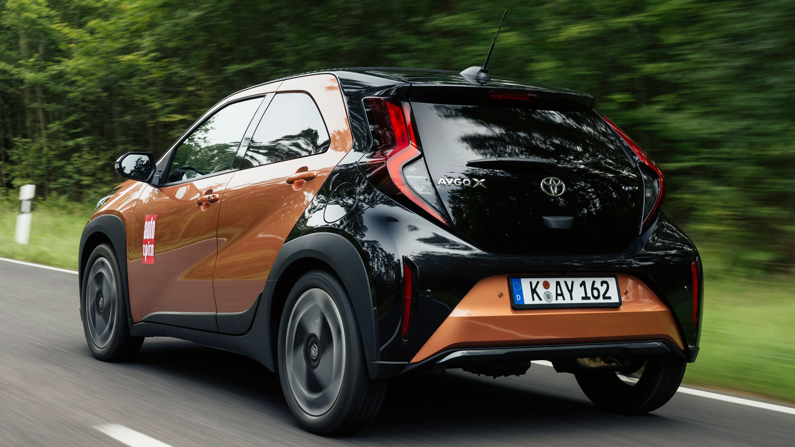 Η Toyota δηλώνει μέση κατανάλωση στα 3,7 λτ./100 χλμ., εμείς είδαμε ακόμη πιο χαμηλά νούμερα (3,5 λτ./100 χλμ.) στην οδηγική εμπειρία μας με το ανανεωμένο Toyota Aygo X Hybrid.