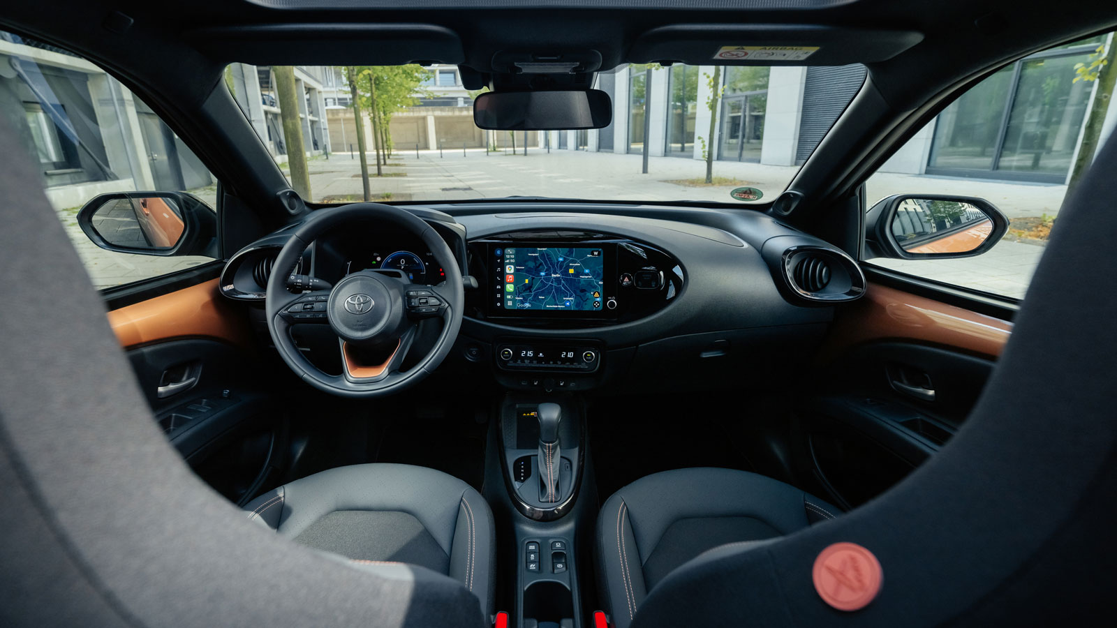 Στο ανανεωμένο Toyota Aygo X βλέπουμε πλέον ψηφιακό πίνακα οργάνων 7 ιντσών, χαρακτηριστικό που αναβαθμίζει αισθητικά αλλά και ουσιαστικά το ιαπωνικό μίνι μοντέλο.