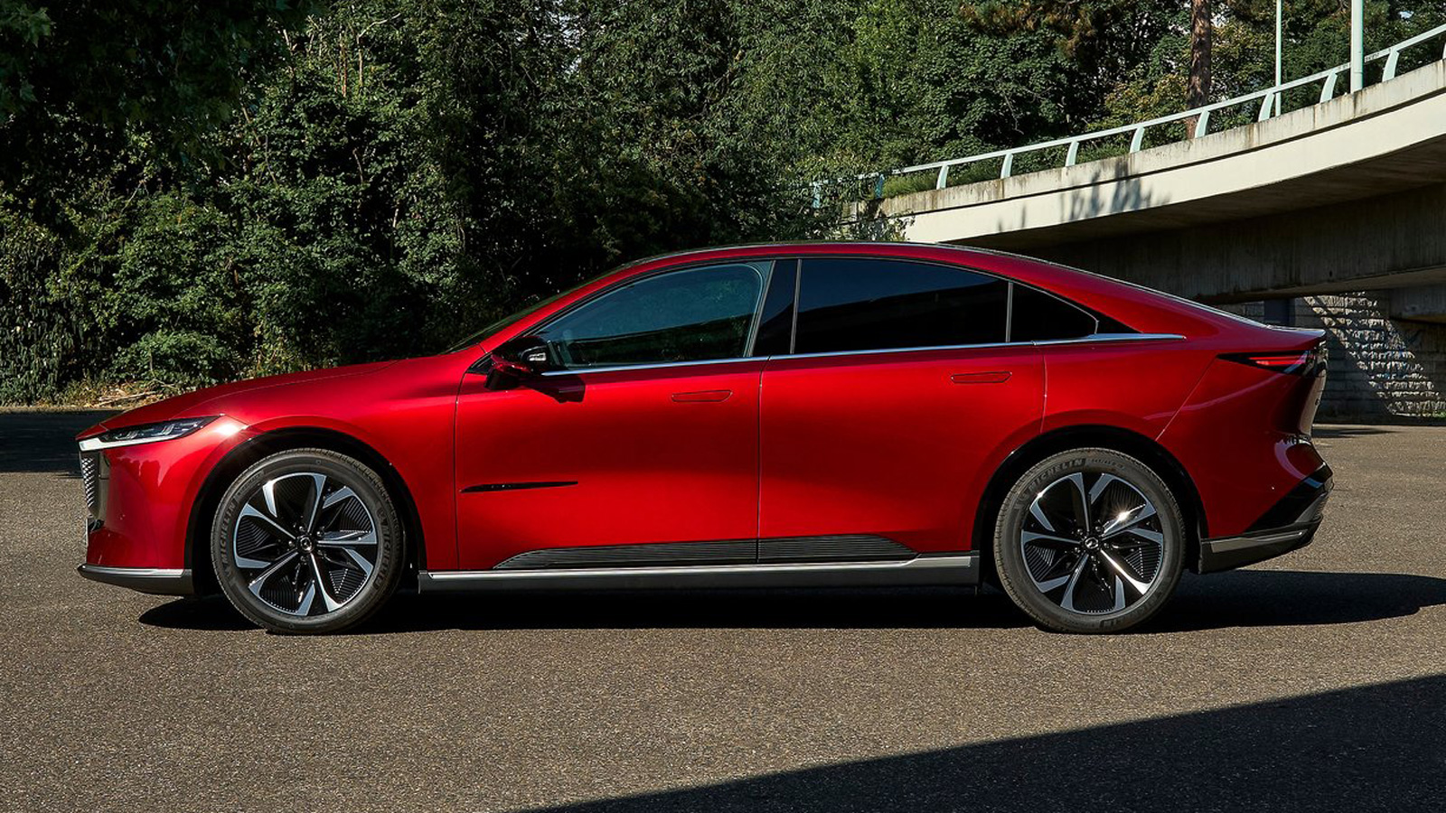 Κινητήρας-Αυτονομία: Επιταχύνει προοδευτικά & εντελώς αθόρυβα, έως 552 χλμ. αυτονομία