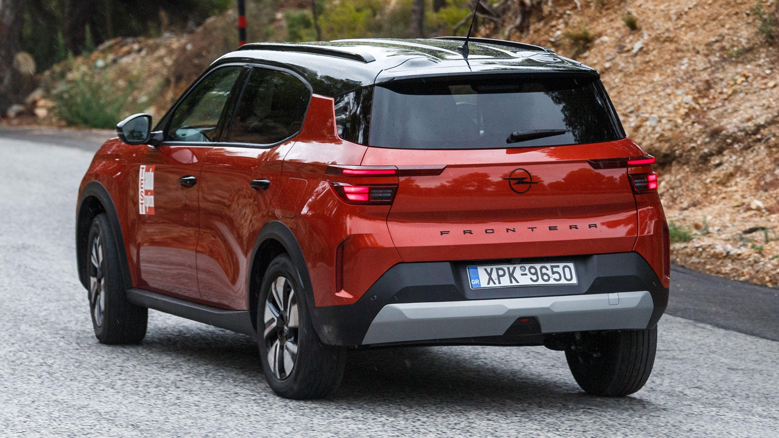 Στο δρόμο το Opel Frontera είναι αρκετά ευχάριστο με τη ρύθμιση της ανάρτησης να είναι σχετικά μαλακή για να ενισχύει τον άνετο οδηγικό χαρακτήρα του μοντέλου.