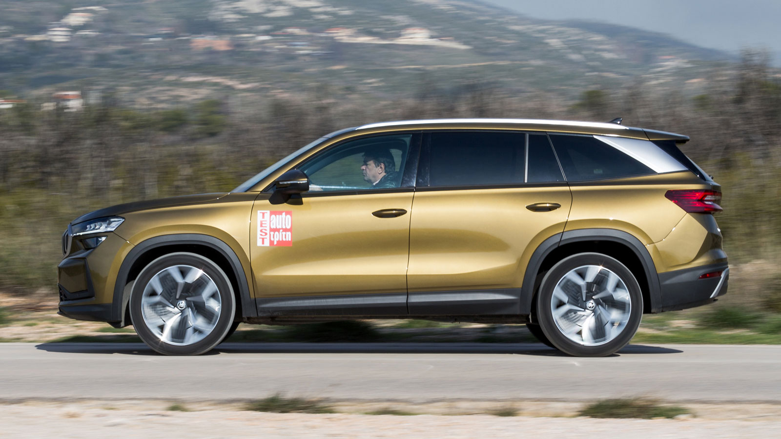 Το καλύτερο πρόσωπό του ο 1,5 TSI του Skoda το δείχνει στις μεσαίες στροφές, ενώ μια υποψία υστέρησης χαμηλά καλύπτεται αριστοτεχνικά τόσο από την ηλεκτρική βοήθεια, όσο και από το 7-τάχυτο αυτόματο κιβώτιο διπλού συμπλέκτη.