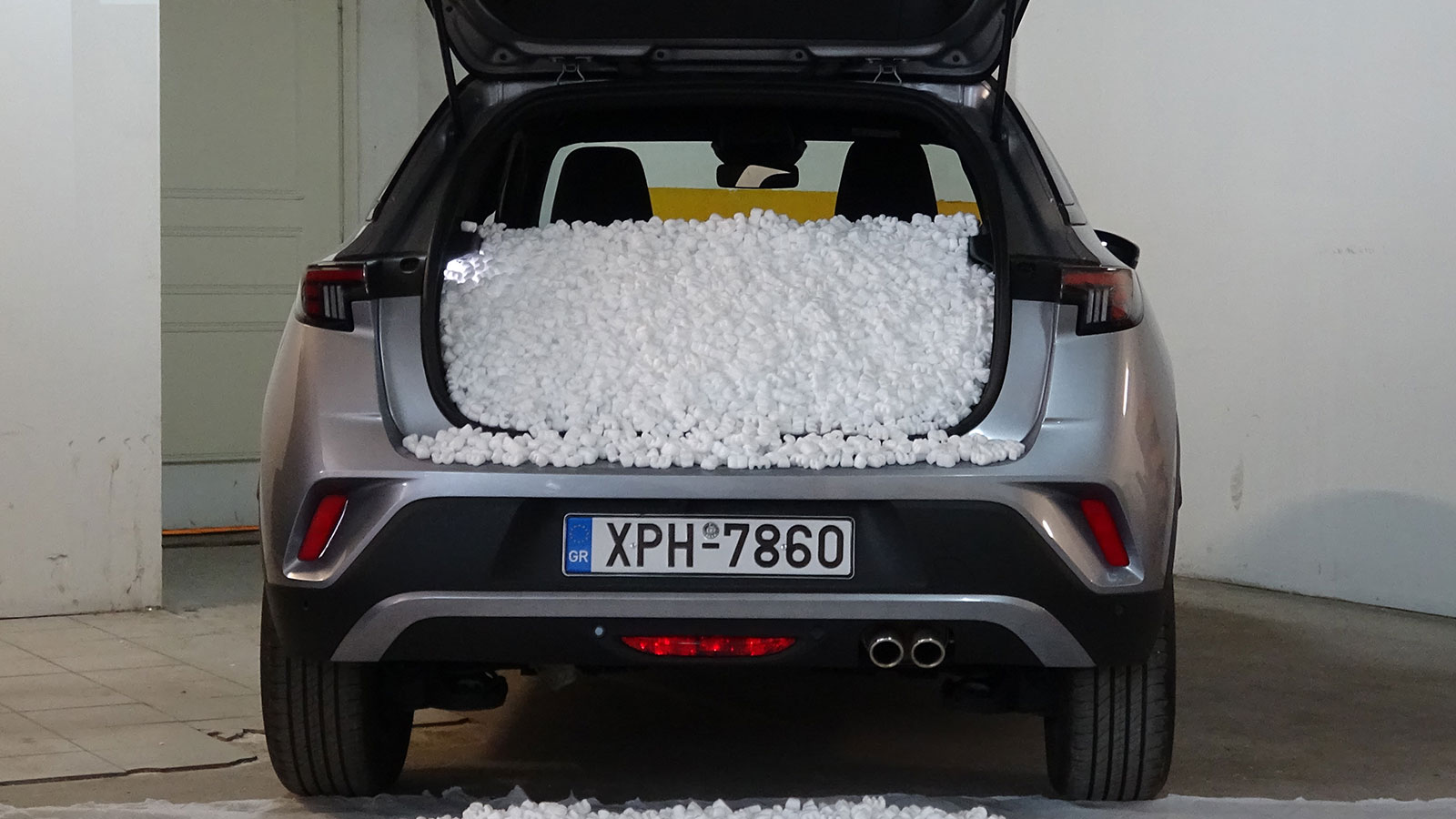 Στη Opel Mokka χώρεσαν 37 εκατοστά από το ειδικό υλικό που χρησιμοποιούμε, άρα η πραγματική χωρητικότητα του πορτ-μπαγκάζ μετρήθηκε στα 298 λίτρα. Δηλαδή χωράει μια μεγάλη βαλίτσα 100 λτ. και ακόμα 4 