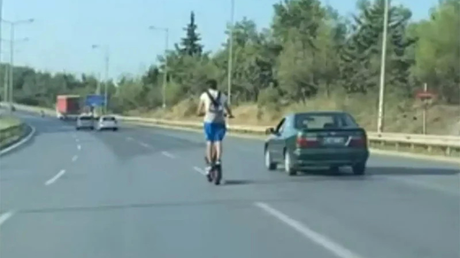 Νεαρός βγήκε τσάρκα με πατίνι στην Εθνική Οδό Πατρών-Πύργου! 