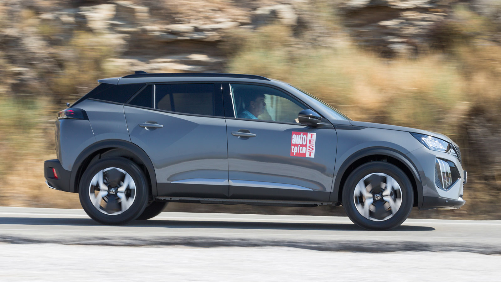 Κοινής εκτέλεσης στα δύο SUV της Peugeot είναι το mild hybrid σύνολο των 145 ίππων, στο οποίο ο ενσωματωμένος στο κιβώτιο ηλεκτροκινητήρας κινεί το αμάξωμα αμιγώς ηλεκτρικά στο σταμάτα-ξεκίνα της κίνη