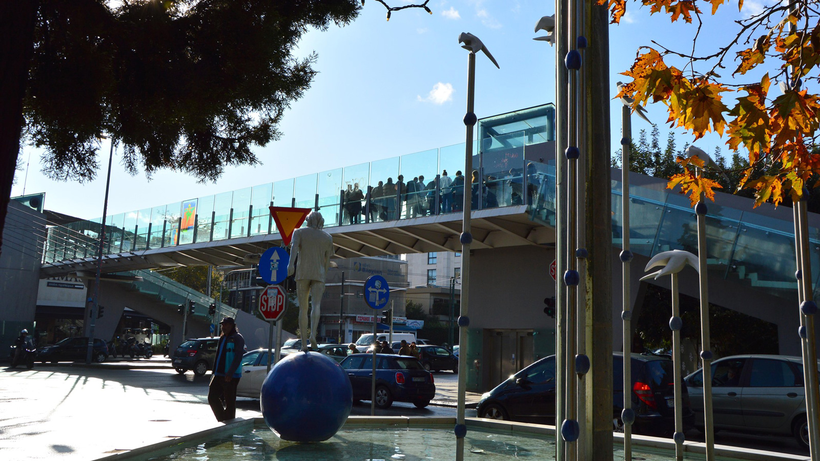 Η τραγική ιστορία που οδήγησε στη σημαντικότερη πεζογέφυρα της Αθήνας 