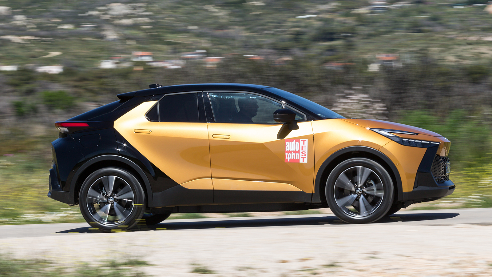 Στο Toyota C-HR PHEV οι τεχνολογίες Predictive EV Drive και Geofencing συνεργάζονται για τη βελτιστοποίηση της χρήσης της μπαταρίας. Εσείς εισάγετε έναν προορισμό στην πλοήγηση και το σύστημα αλλάζει Στο Toyota C-HR PHEV οι τεχνολογίες Predictive EV Drive και Geofencing συνεργάζονται για τη βελτιστοποίηση της χρήσης της μπαταρίας. Εσείς εισάγετε έναν προορισμό στην πλοήγηση και το σύστημα αλλάζει
