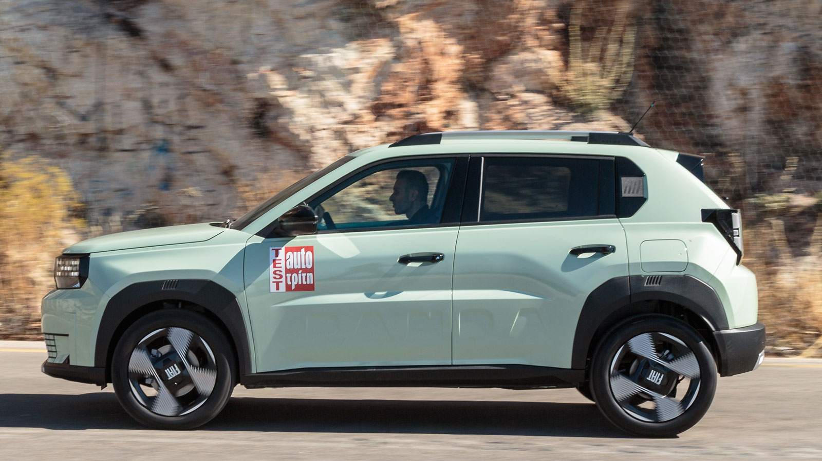Το βενζινοκίνητο Fiat Grande Panda των 100 ίππων είναι το φθηνότερο μικρό SUV της αγοράς (από 16.990 ευρώ).