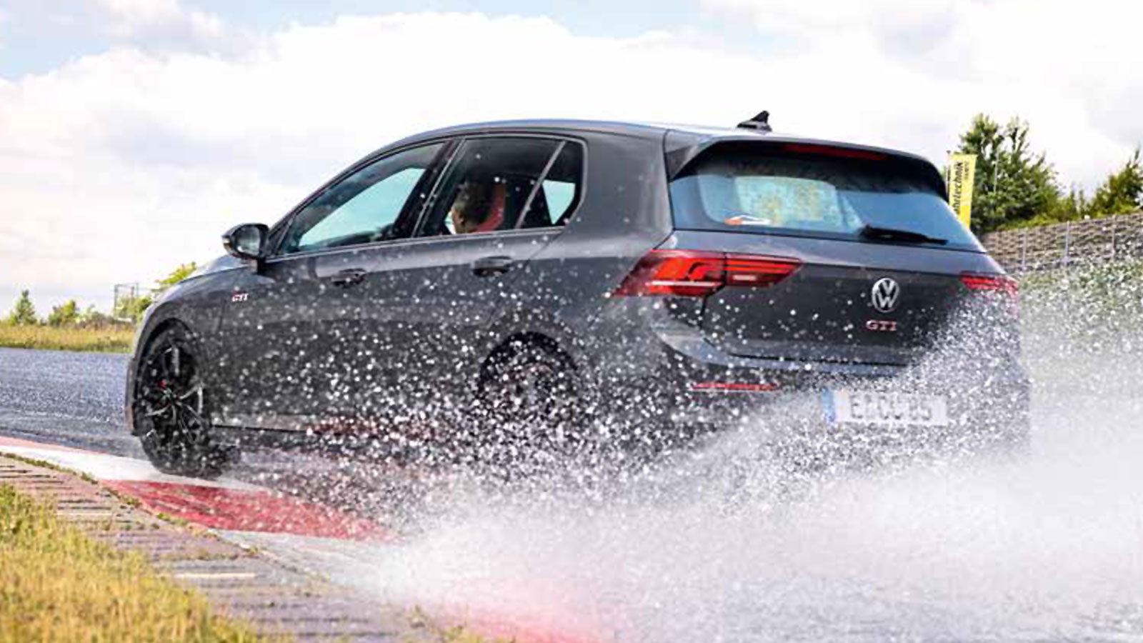 Στο διεθνές test του συνεργάτη μας (AutoBild) αυτοκίνητο αναφοράς ήταν ένα Volkswagen Golf GTI.