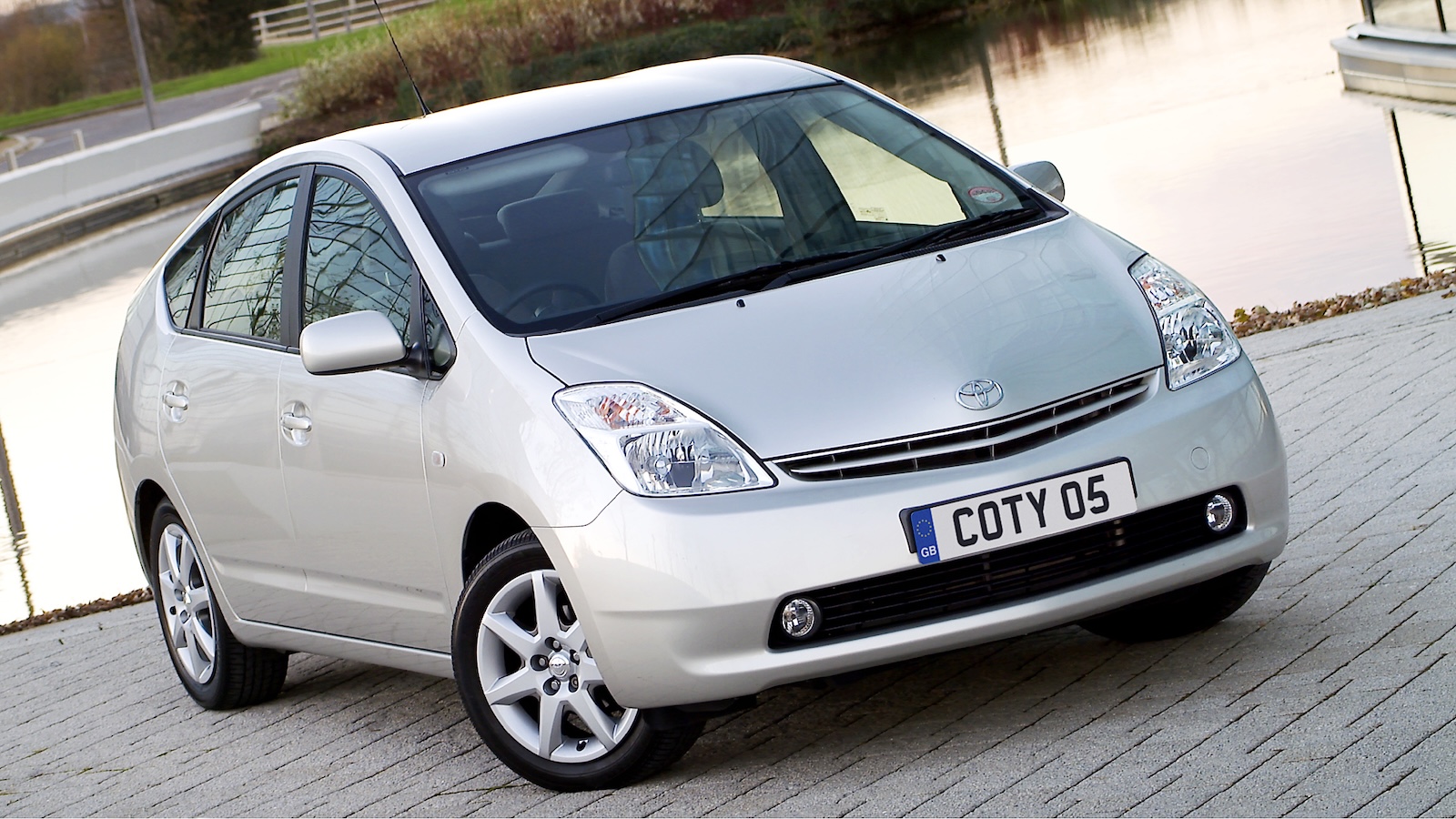 Στις αρχές της δεκαετίας του 2000, το Toyota Prius έκανε την είσοδό του και στην Ελλάδα, κουβαλώντας την εικόνα του «αυτοκινήτου του μέλλοντος» Στις αρχές της δεκαετίας του 2000, το Toyota Prius έκανε την είσοδό του και στην Ελλάδα, κουβαλώντας την εικόνα του «αυτοκινήτου του μέλλοντος»