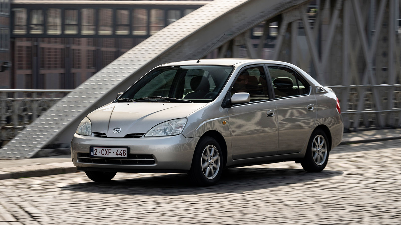 Το πρώτο Prius παρουσιάστηκε το 1997 και έκανε «θόρυβο» με την υβριδική του τεχνολογία… Το πρώτο Prius παρουσιάστηκε το 1997 και έκανε «θόρυβο» με την υβριδική του τεχνολογία…