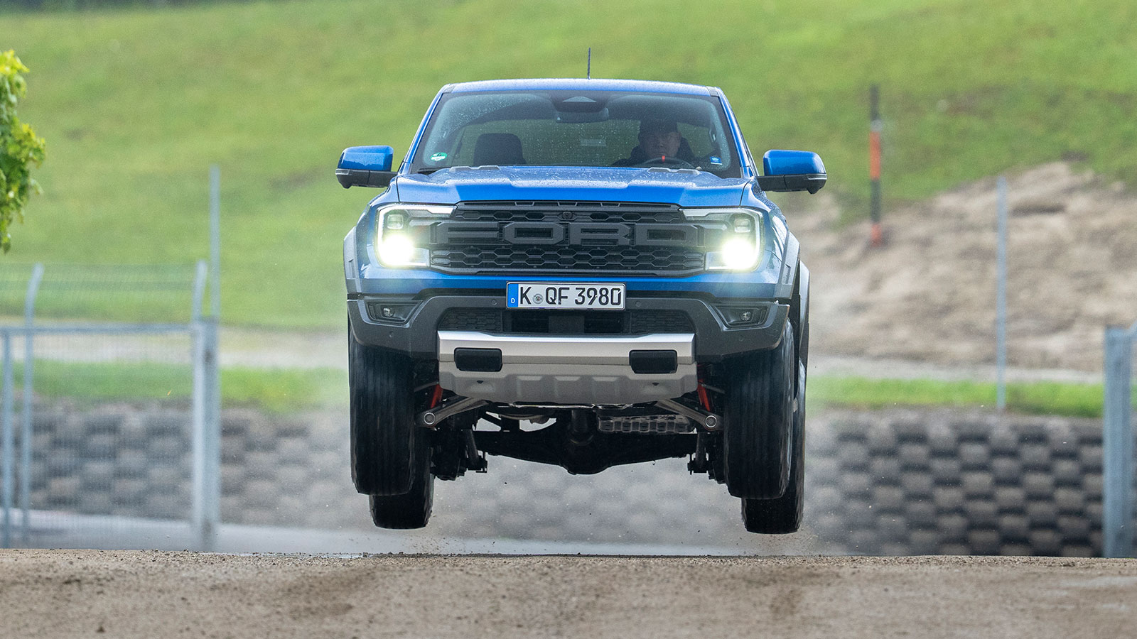 Πετάει το Ranger Raptor; Πετάει!