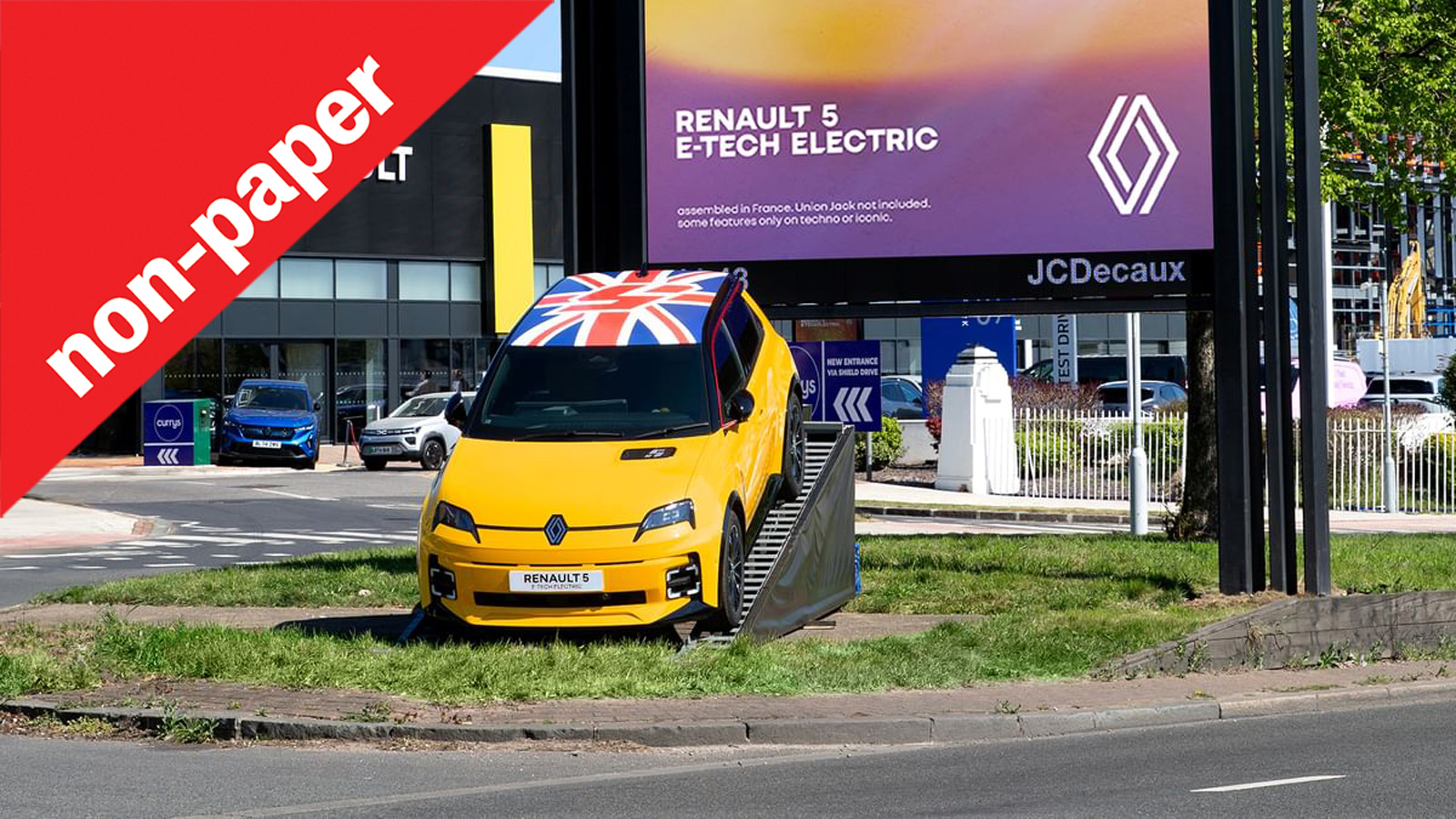 Αυτή η αντιπροσωπεία της Renault βρίσκεται δίπλα σε αντιπροσωπεία της MINI. Αυτή η αντιπροσωπεία της Renault βρίσκεται δίπλα σε αντιπροσωπεία της MINI.