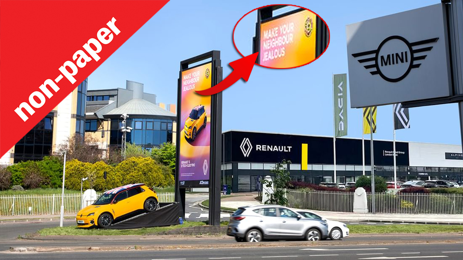 Με τη βρετανική σημαία στην οροφή (α λα MINI Cooper) και μήνυμα στην ταμπέλα «κάντε τον γείτονά σας να ζηλέψει!» Με τη βρετανική σημαία στην οροφή (α λα MINI Cooper) και μήνυμα στην ταμπέλα «κάντε τον γείτονά σας να ζηλέψει!»