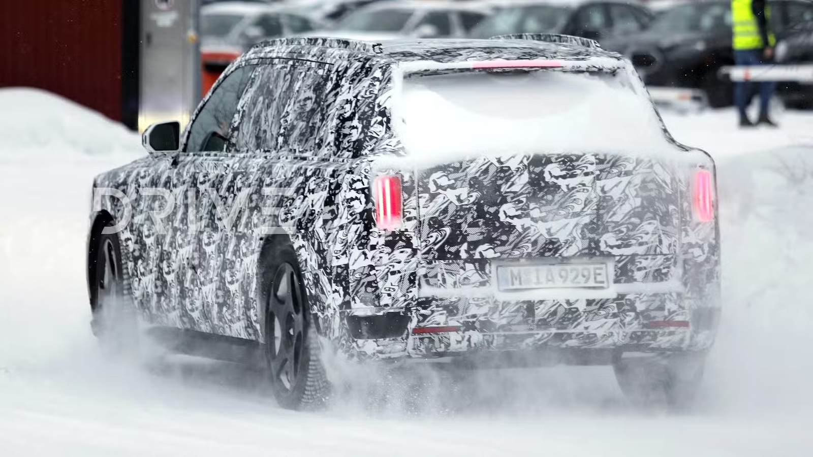 Η Rolls-Royce φαίνεται έτοιμη να μεταφέρει την πιο εμπορική της συνταγή στη νέα εποχή, καθώς ένα καμουφλαρισμένο,  SUV που παραπέμπει ξεκάθαρα σε Cullinan εντοπίστηκε να δοκιμάζεται σε σκληρές χειμερινές συνθήκες στη Σκανδιναβία. 