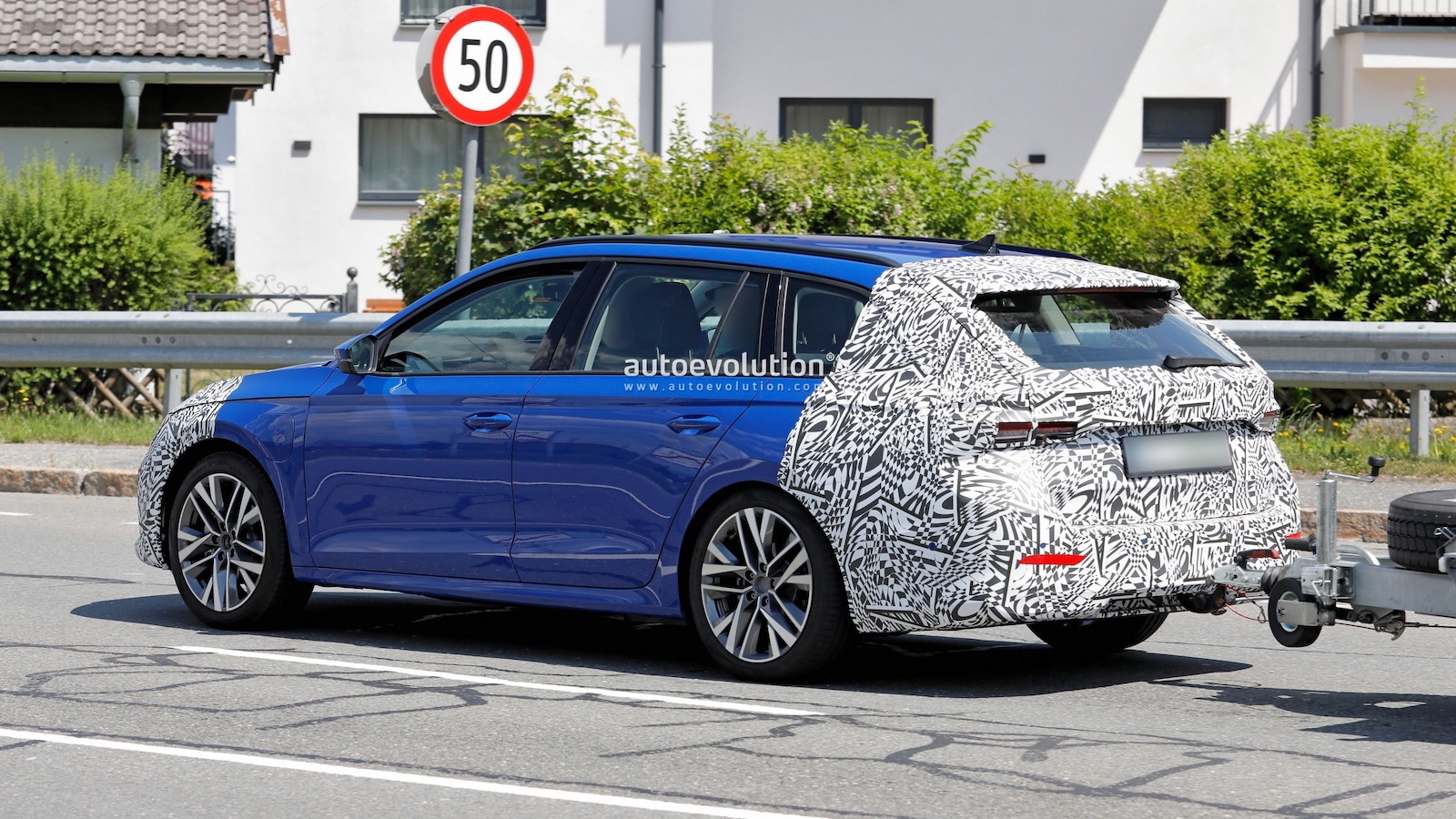 Το ανανεωμένο Skoda Octavia αναμένεται να κάνει το επίσημο ντεμπούτο του μέσα στους επόμενους μήνες, με τις εκτιμήσεις να κάνουν λόγο για τις αρχές του 2027.