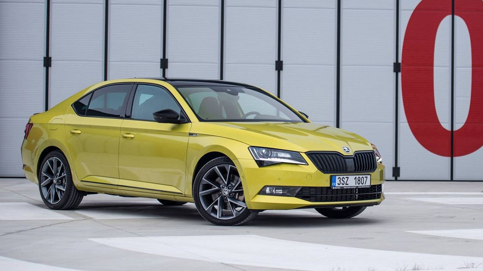 Желтый skoda rapid