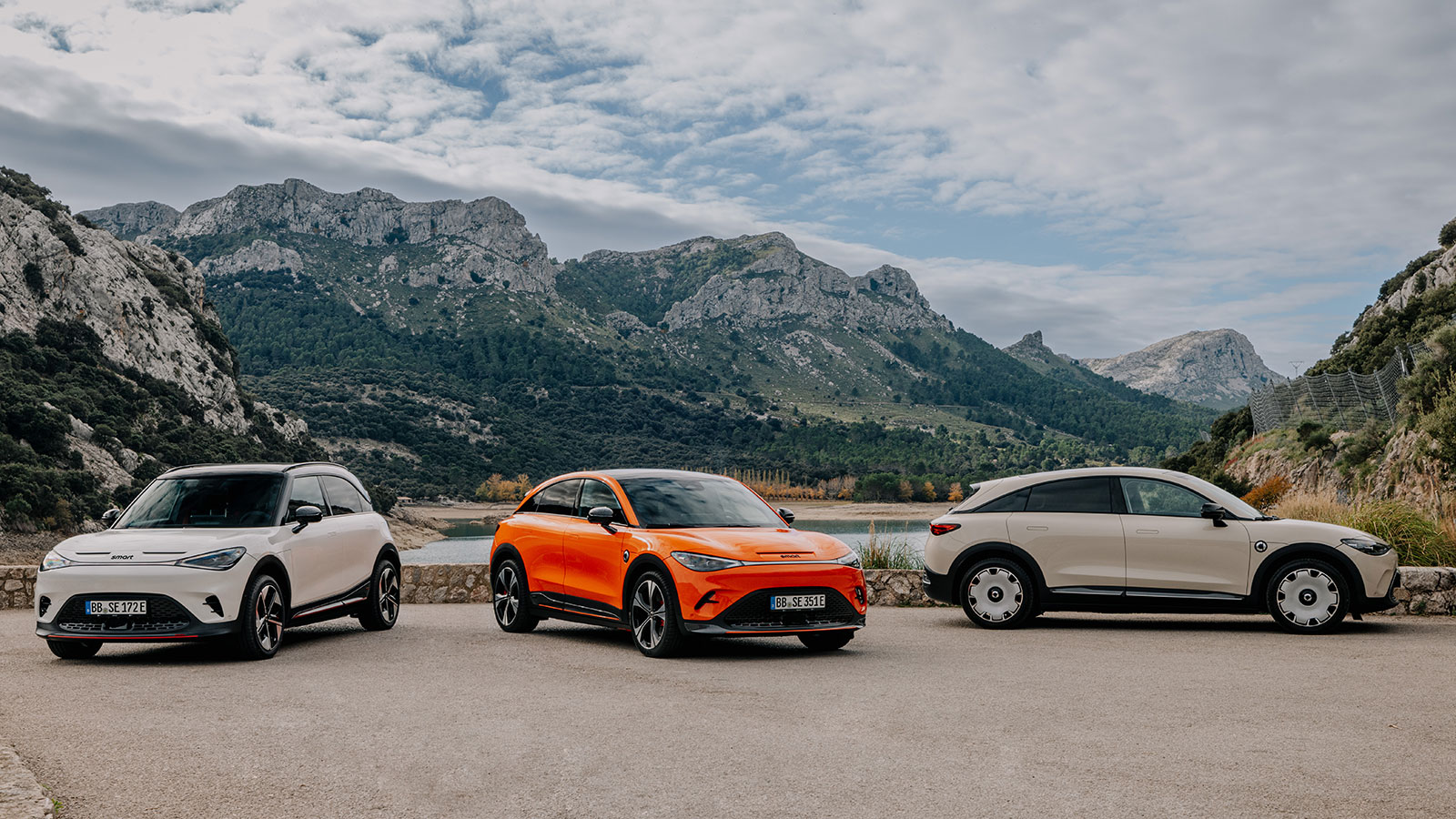 Ξεχάστε τα διθέσια υπερ-μίνι των 2,5 μέτρων. Πλέον η smart μπαίνει στις mainstream κατηγορίες των SUV, με δύο μοντέλα το #1 (αριστερά) και το #3 (κέντρο και δεξιά).