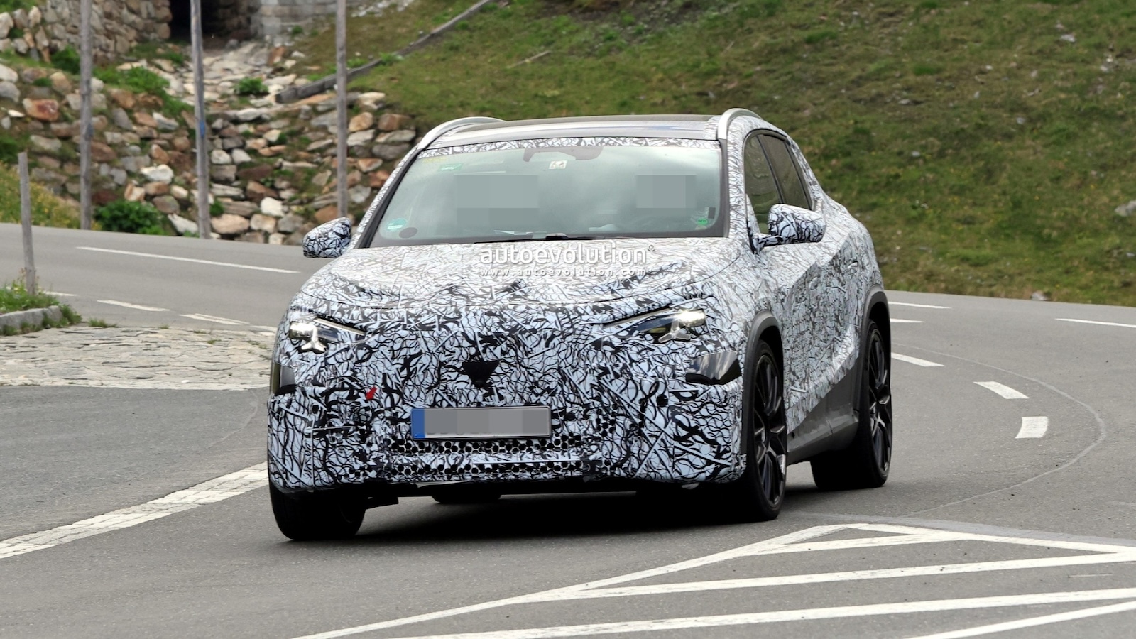 Η νέα Mercedes-AMG GLA EV στις Άλπεις με 500+ ίππους και MBUX Hyperscreen 
