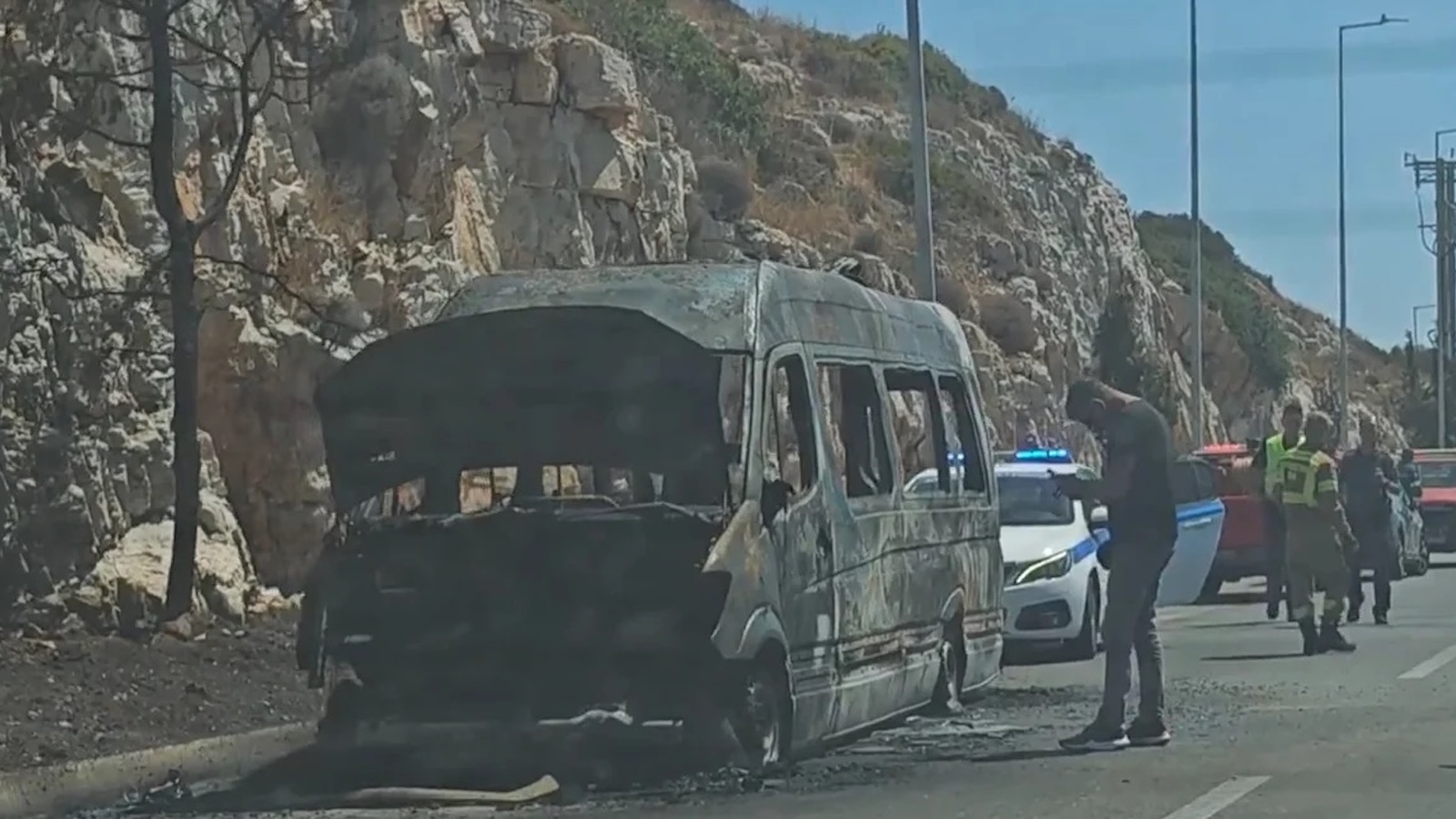 Σχολικό λεωφορείο κάηκε ολοσχερώς στη Λεωφόρο Αθηνών - Σουνίου 