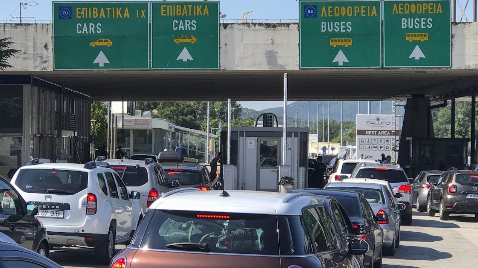 Σε αντίθεση με χώρες του εξωτερικού (όπως η Ελβετία), στην Ελλάδα τα τελωνεία και τα συνοριακά περάσματα (Εύζωνοι, Προμαχώνας κ.λπ.) δεν είναι συνδεδεμένα με τις βάσεις δεδομένων των δήμων. Κανένας αστυνομικός ή τελωνειακός στον έλεγχο διαβατηρίων δεν γνωρίζει —ούτε έχει την αρμοδιότητα να ελέγξει— αν το όχημα που επιστρέφει στη χώρα του χρωστάει δημοτικές κλήσεις.