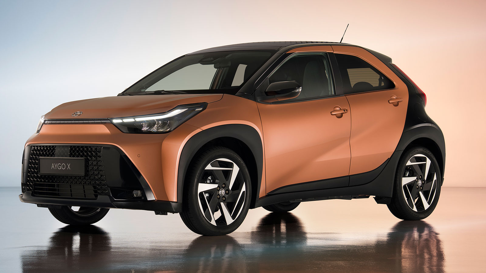 Με την προσθήκη του υβριδικού Aygo X, η Toyota αποκτά και το μικρότερο υβριδικό μοντέλο της αγοράς. Εκτός αυτού, είναι το πιο ισχυρό και γρήγορο της κατηγορίας αλλά και το πιο προσιτό και οικονομικό σε κατανάλωση αυτοκίνητο της αγοράς. Με την προσθήκη του υβριδικού Aygo X, η Toyota αποκτά και το μικρότερο υβριδικό μοντέλο της αγοράς. Εκτός αυτού, είναι το πιο ισχυρό και γρήγορο της κατηγορίας αλλά και το πιο προσιτό και οικονομικό σε κατανάλωση αυτοκίνητο της αγοράς.