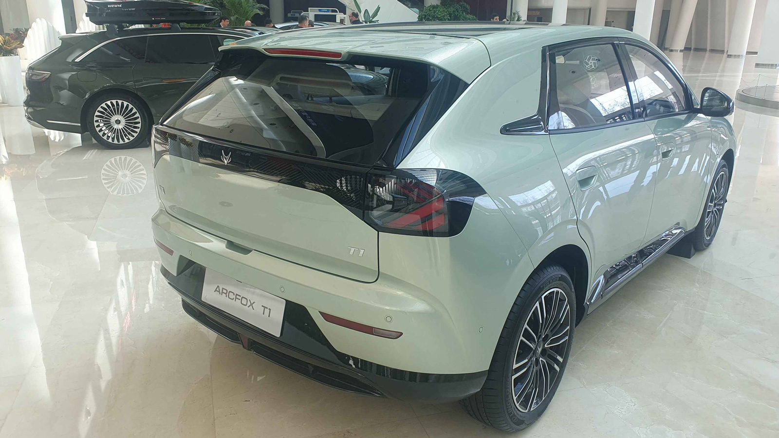 Το μικρότερο μοντέλο της Arcfox είναι το T1, ένα compact ηλεκτρικό SUV με  μήκος 4,34 μ. και μεταξόνιο 2.770 χλστ. Το μοντέλο διαθέτει μπαταρία 42,3 kWh, αποδίδει 95 ίππους και 176 Nm ροπής, υποσχόμενο αυτονομία άνω των 310 χλμ. (WLTP). 