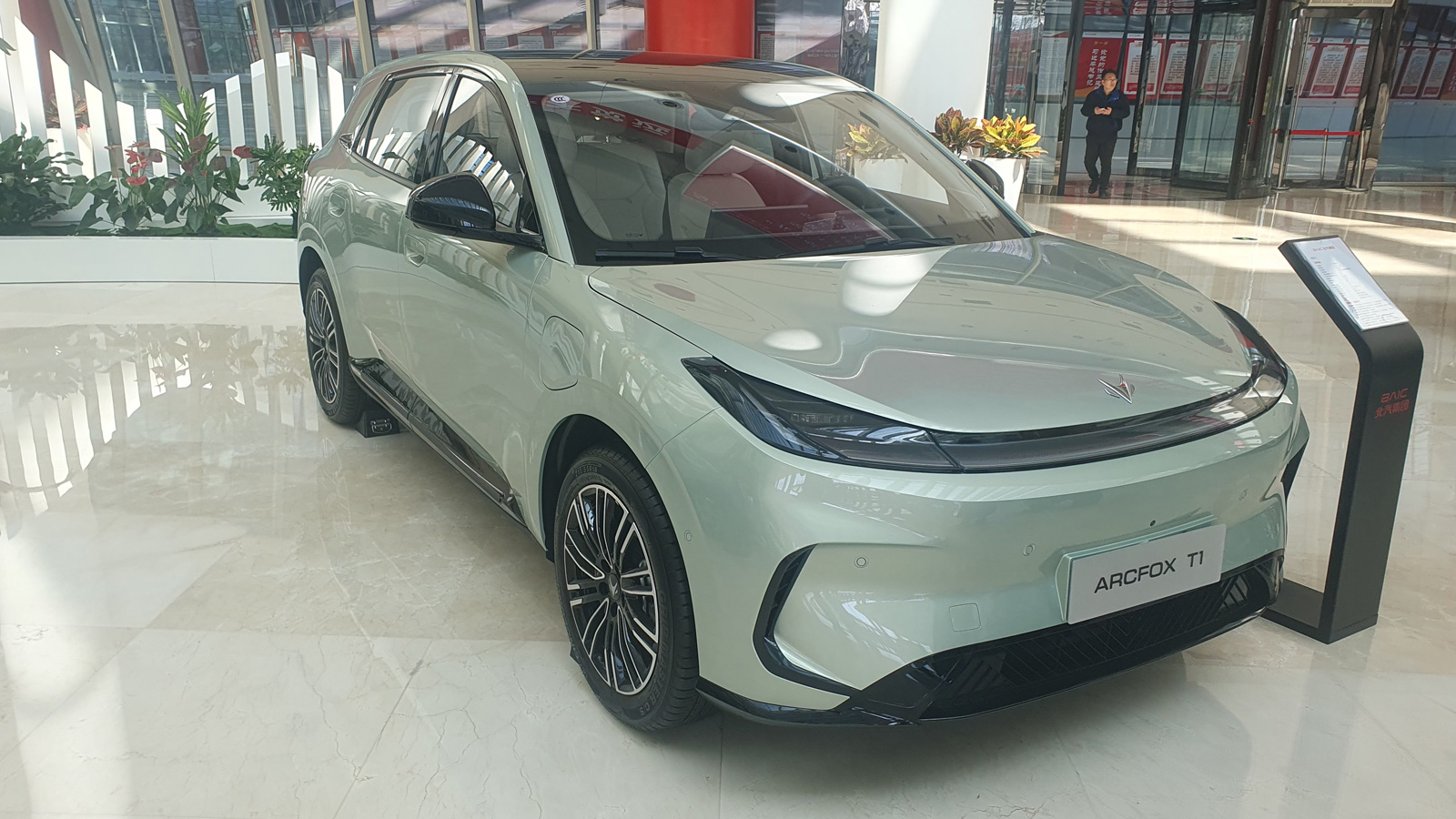 Η Arcfox είναι η premium μάρκα του Ομίλου BAIC και κατασκευάζει αποκλειστικά αυτοκίνητα νέας ενέργειας (ηλεκτρικά και plug-in).