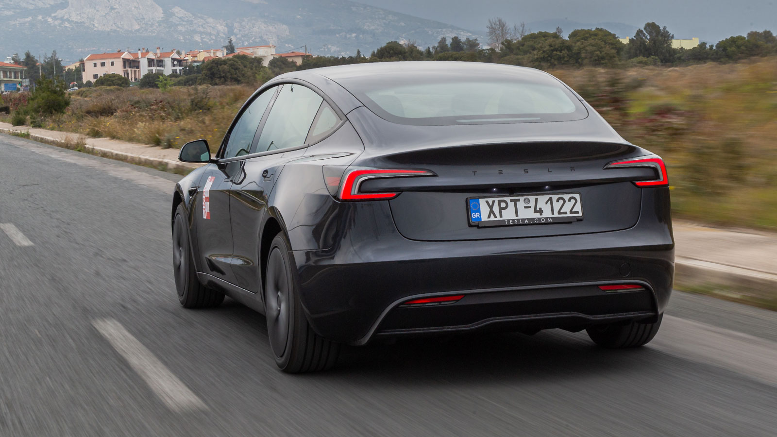 Το Model 3 RWD υπόσχεται αυτονομία 534 χλμ. και κατανάλωση 13 kWh/100 χλμ.. Στην πρώτη μας οδηγική επαφή -χωρίς να εστιάζουμε σε οικονομική οδήγηση- το trip computer «έγραψε» 15,5 kWh. Το Model 3 RWD υπόσχεται αυτονομία 534 χλμ. και κατανάλωση 13 kWh/100 χλμ.. Στην πρώτη μας οδηγική επαφή -χωρίς να εστιάζουμε σε οικονομική οδήγηση- το trip computer «έγραψε» 15,5 kWh.