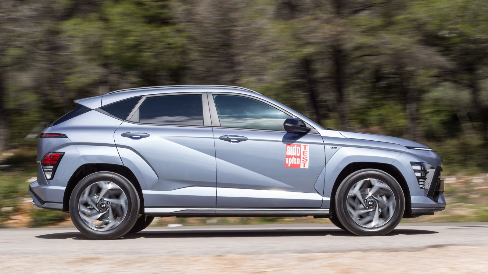 Η μέση τιμή κατανάλωσης του Kona Hybrid διαμορφώνεται στα 5,7 λτ./100 χλμ., ενώ μέσα στην πόλη μπορεί να κατέβει και κάτω από τα 5 λτ./100 χλμ..