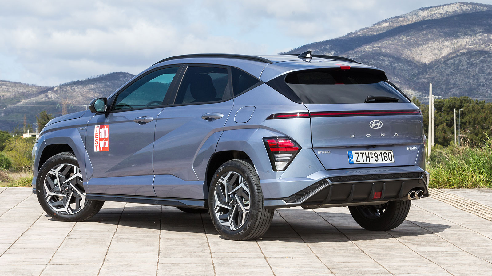 Το υβριδικό σύστημα του Hyundai Kona αναβαθμίστηκε στο Model Year 2026 και πλέον αποδίδει 138 ίππους αντί για 129, διατηρώντας ίδια τη ροπή στα 265 Nm, με στόχο τη χαμηλή κατανάλωση. Το υβριδικό σύστημα του Hyundai Kona αναβαθμίστηκε στο Model Year 2026 και πλέον αποδίδει 138 ίππους αντί για 129, διατηρώντας ίδια τη ροπή στα 265 Nm, με στόχο τη χαμηλή κατανάλωση.