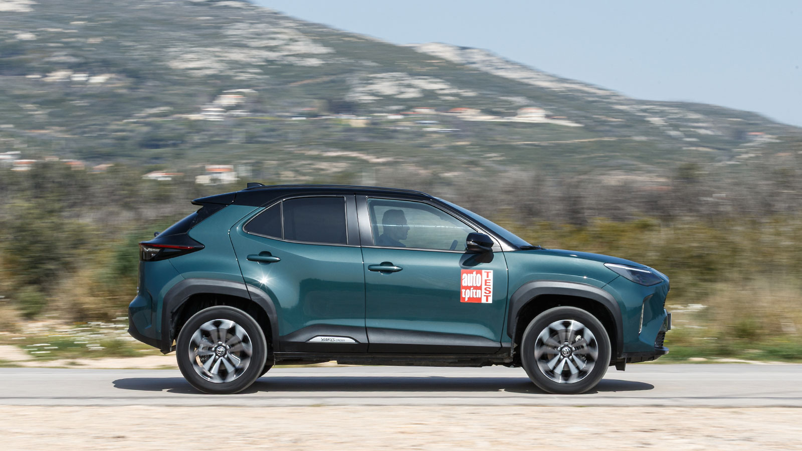 Tο ανταγωνιστικό του πλεονέκτημα του Yaris Cross είναι η χαμηλή κατανάλωση που μετρήθηκε στα 5,1 λτ./100 χλμ., ενώ μέσα στην πόλη πέφτει στα 4,1 λτ./100 χλμ.. 