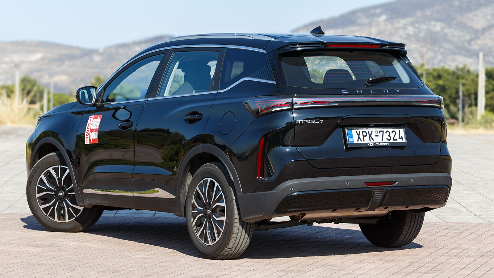 Το Chery Tiggo 7 είναι συμπαγές και καλαίσθητο σχεδιαστικά με την εντυπωσιακή μάσκα εμπρός να χαρίζει δυναμική στο γενικότερα εκλεπτυσμένο σύνολο.