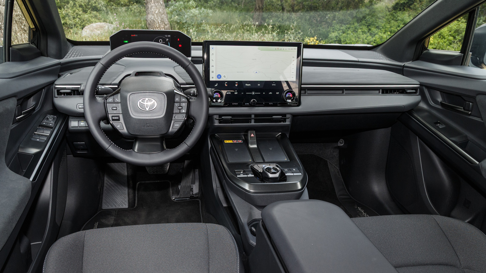 H καμπίνα κινείται στη γνωστή φιλοσοφία της Toyota, με προσεγμένη συναρμογή και συνδυασμό σκληρών και μαλακών υλικών με ποιοτικό φινίρισμα. H καμπίνα κινείται στη γνωστή φιλοσοφία της Toyota, με προσεγμένη συναρμογή και συνδυασμό σκληρών και μαλακών υλικών με ποιοτικό φινίρισμα.