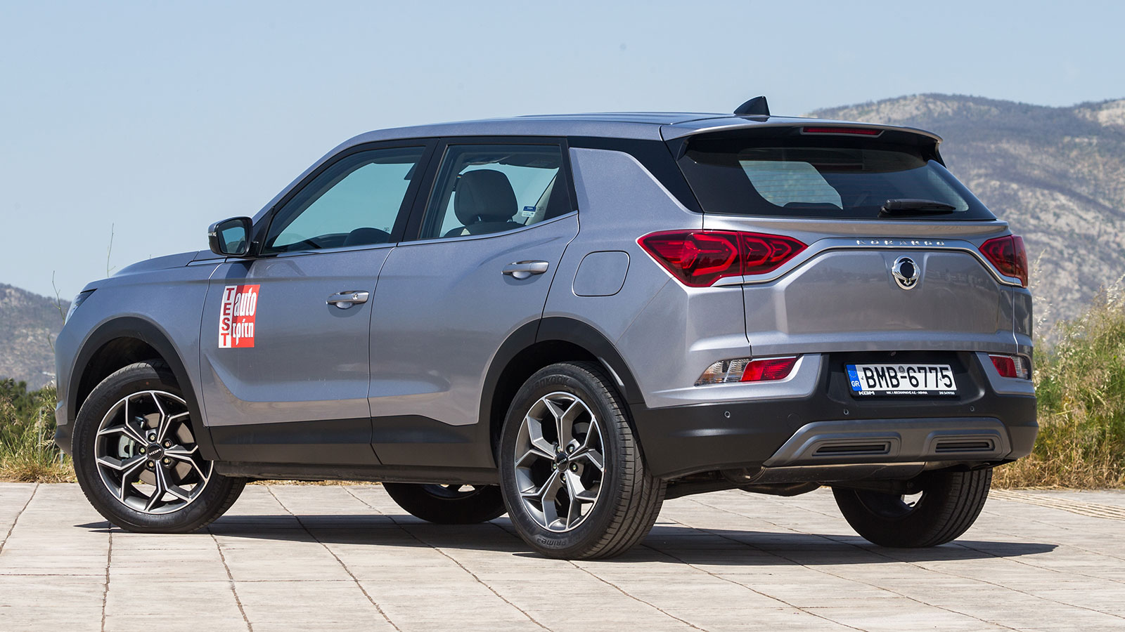 Εμφανισιακά το KGM Korando ασπάζεται τον SUV χαρακτήρα του, με τετραγωνισμένης λογικής σχεδίαση και καθαρές γραμμές, αλλά και στοιχεία που ενισχύουν αυτό τον χαρακτήρα