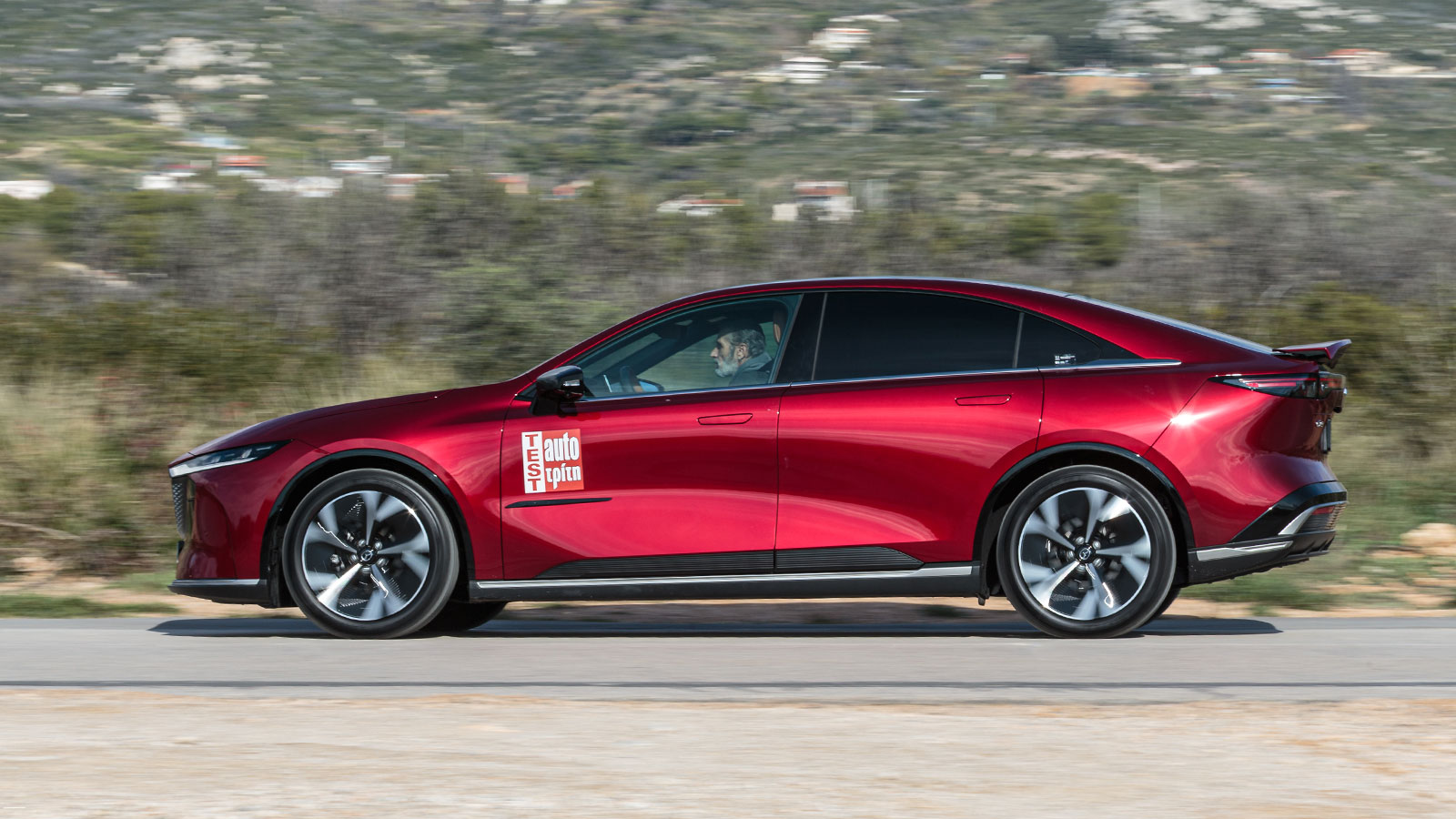 Το Mazda 6e είναι άνετο και προσφέρει μια εντυπωσιακή αίσθηση σταθερότητας και στιβαρού πατήματος στο δρόμο. Αν το επιδιώξει ο οδηγός του, θα ανταποκριθεί και σε πιο σβέλτους ρυθμούς κίνησης ιδανικά.