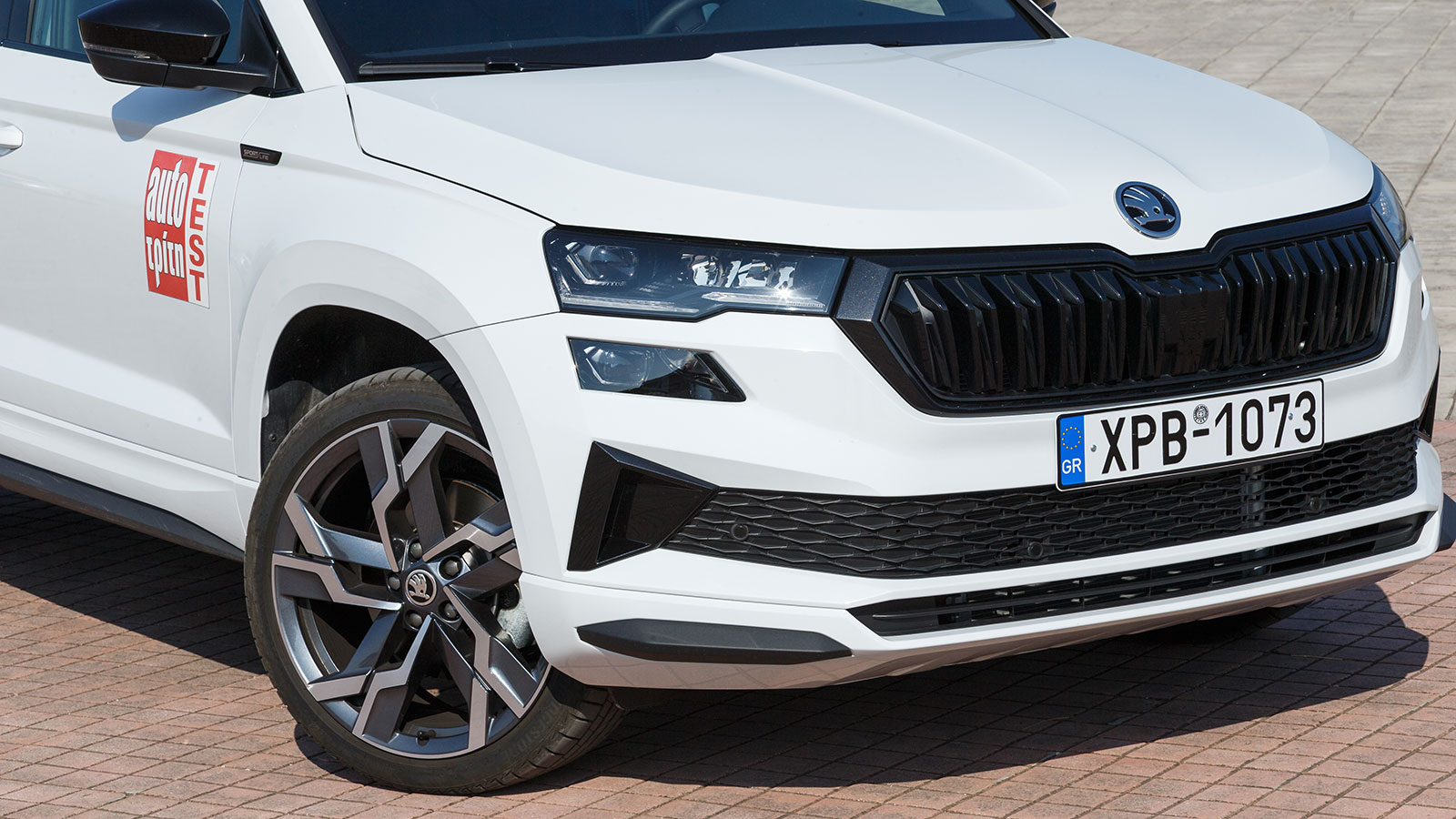 Η έκδοση Sportline χαρακτηρίζεται από τους ανασχεδιασμένους προφυλακτήρες και τις μαύρες γυαλιστερές επιφάνειες σε πολλά μέρη του αμαξώματος του Skoda Karoq.