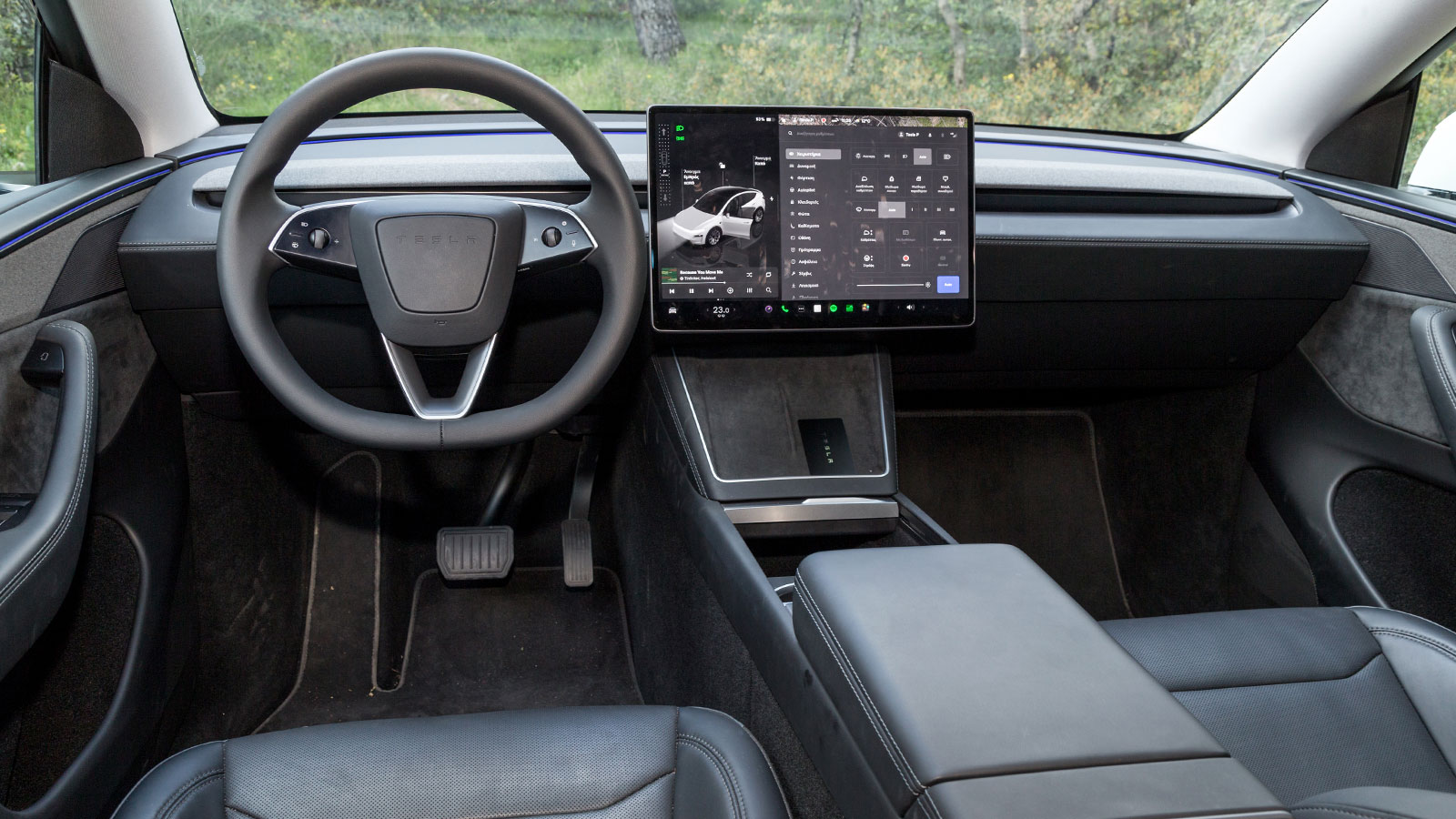 Το λιτό σχεδιαστικά εσωτερικό του Model Y Juniper έχει βελτιωθεί στο κομμάτι της απτής ποιότητας, δεν είναι όμως ποιοτικά όσο premium δείχνει και πρακτικό.