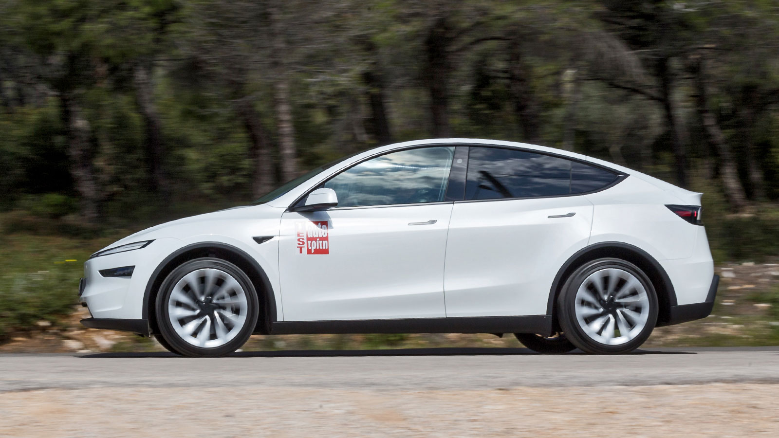 Το σχεδόν 2 τόνων βάρους Model Y Juniper εκτοξεύεται από στάση στα 100 χλμ./ώρα σε 5 δλ, ενώ και οι ενδιάμεσες επιταχύνσεις σε κολλάνε στο κάθισμα. Η ηλεκτρική του αυτονομία σε πραγματικές συνθήκες φτ