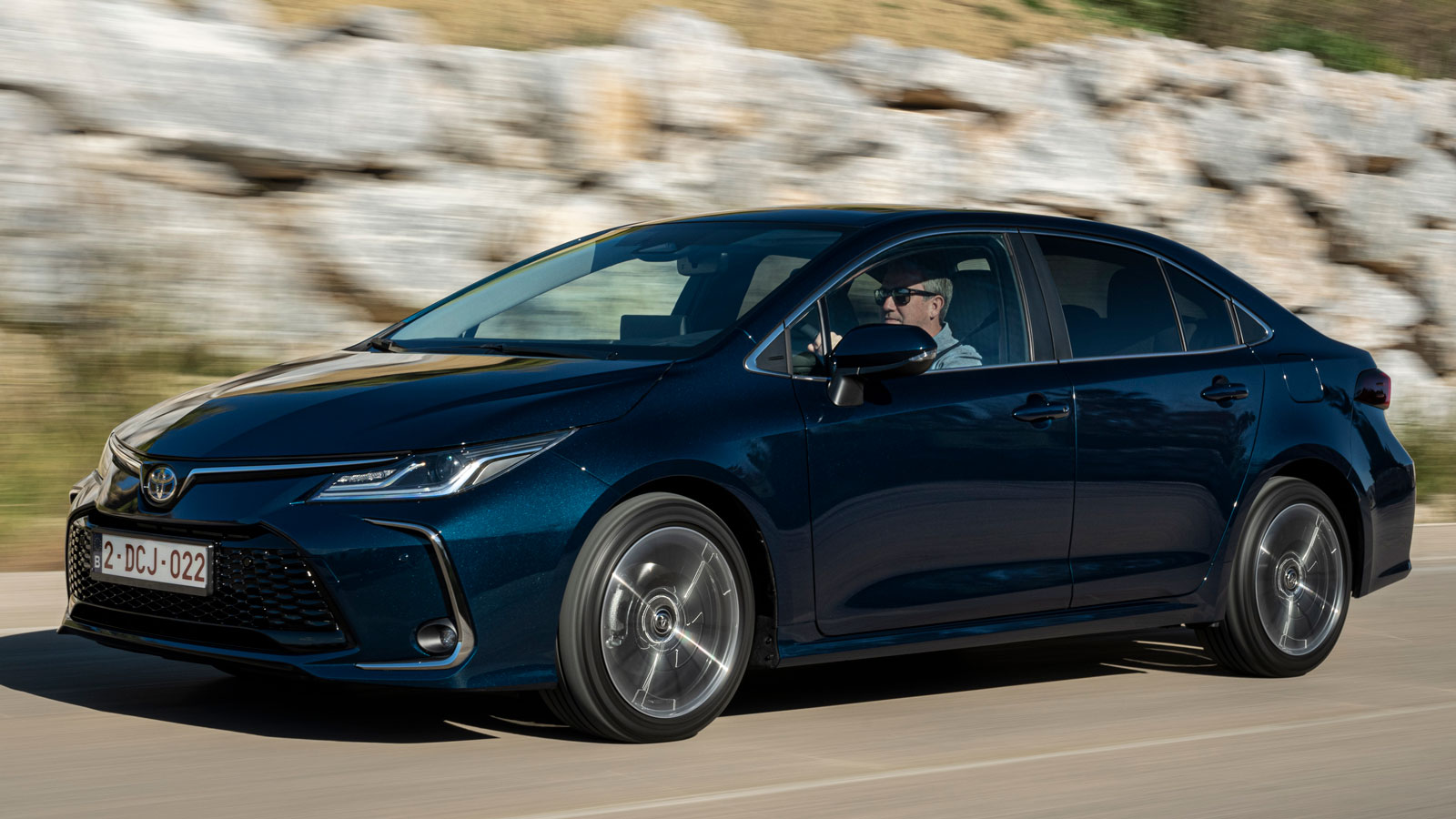 Η Corolla Sedan αποτελεί τη μεγαλύτερη και πιο οικογενειακή επιλογή έως τα 25 χιλιάρικα, με πορτ-μπαγκάζ 471 λίτρων και τιμή από 21.570 ευρώ. Η Corolla Sedan αποτελεί τη μεγαλύτερη και πιο οικογενειακή επιλογή έως τα 25 χιλιάρικα, με πορτ-μπαγκάζ 471 λίτρων και τιμή από 21.570 ευρώ.