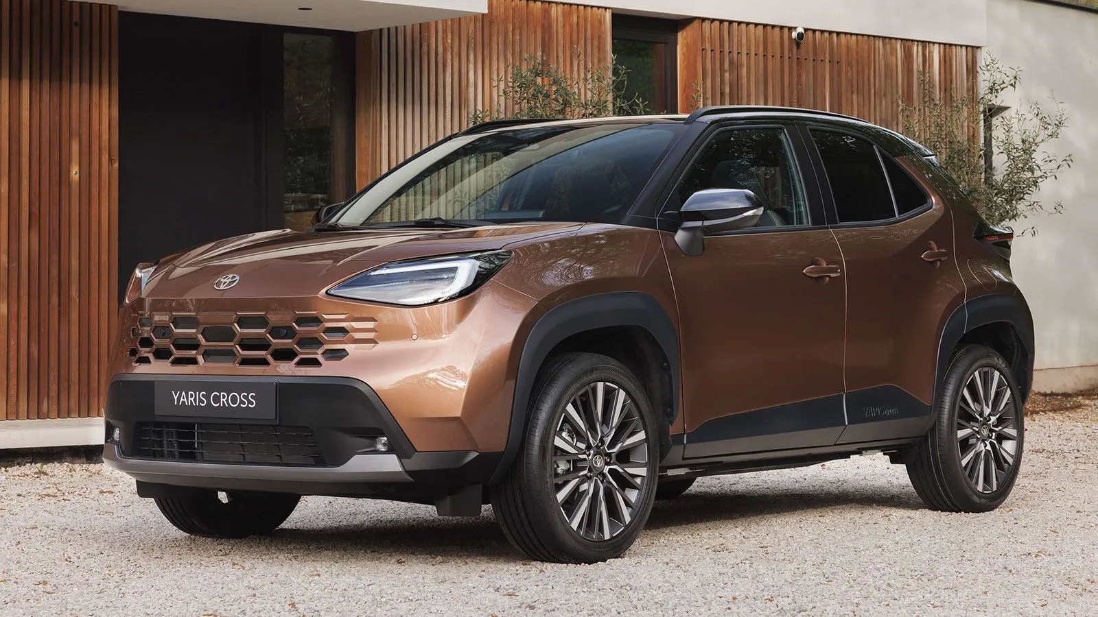 Tο φρεσκαρισμένο Yaris Cross διατίθεται στην ελληνική αγορά με συνολικά επτά επίπεδα εξοπλισμού.