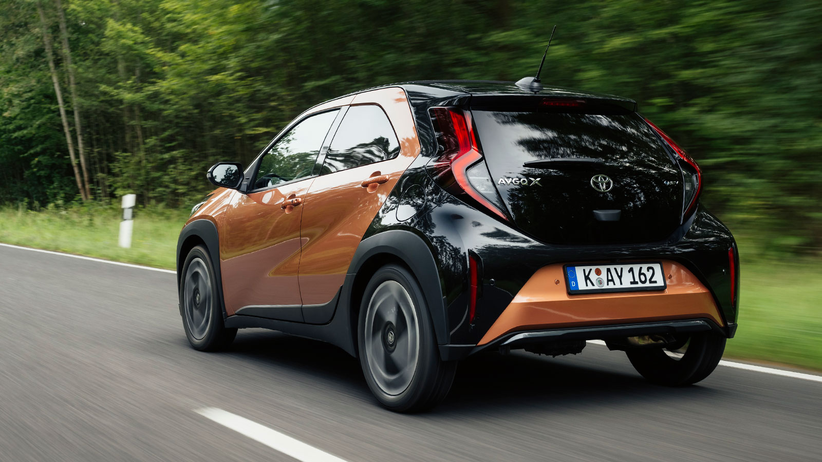 Toyota Aygo X: Το υβριδικό που κοντράρει τα ηλεκτρικά στην πόλη