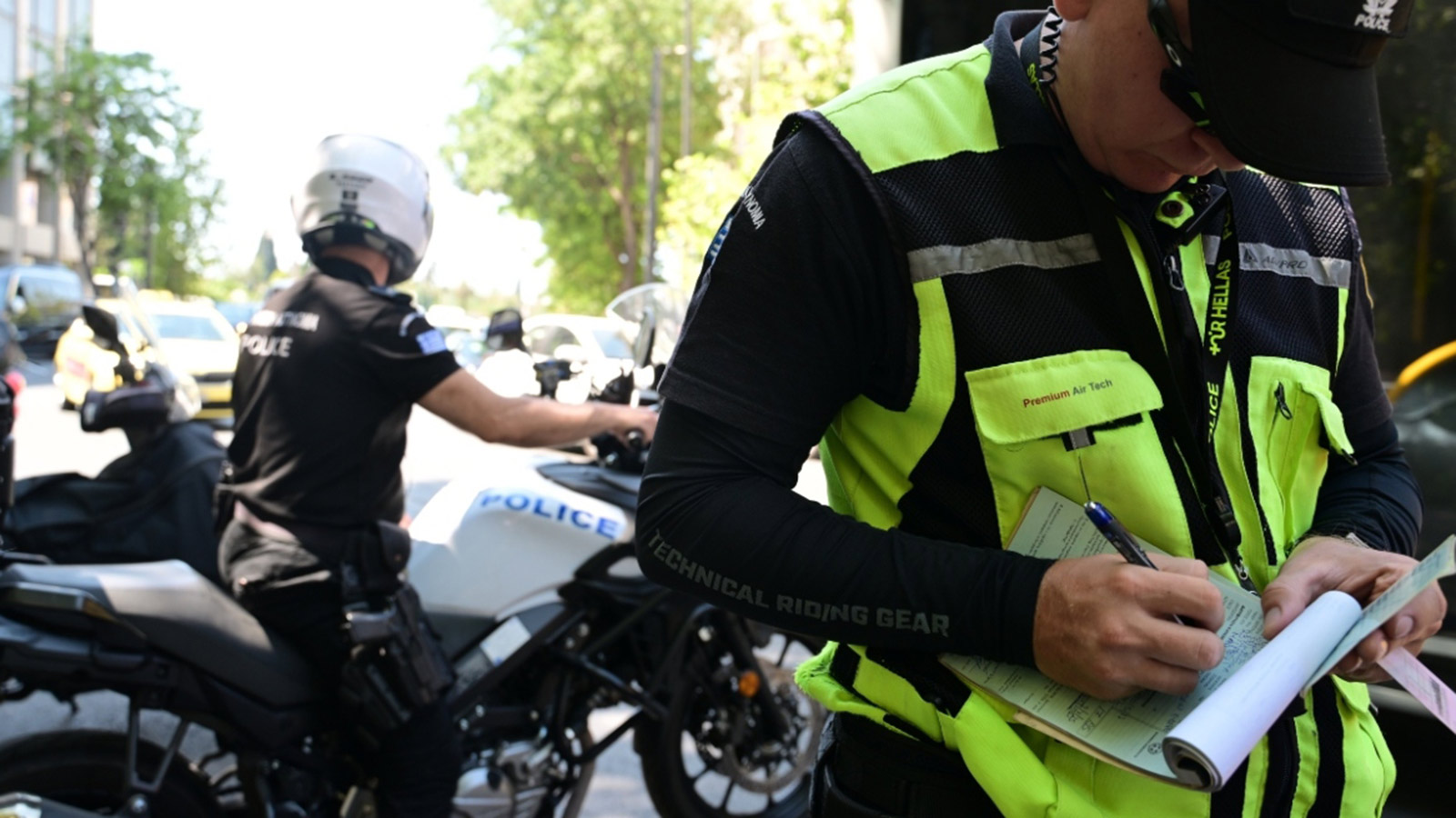 Τρίκαλα: Η Τροχαία πήρε διπλώματα αστυνομικών που δεν φορούσαν κράνος! 