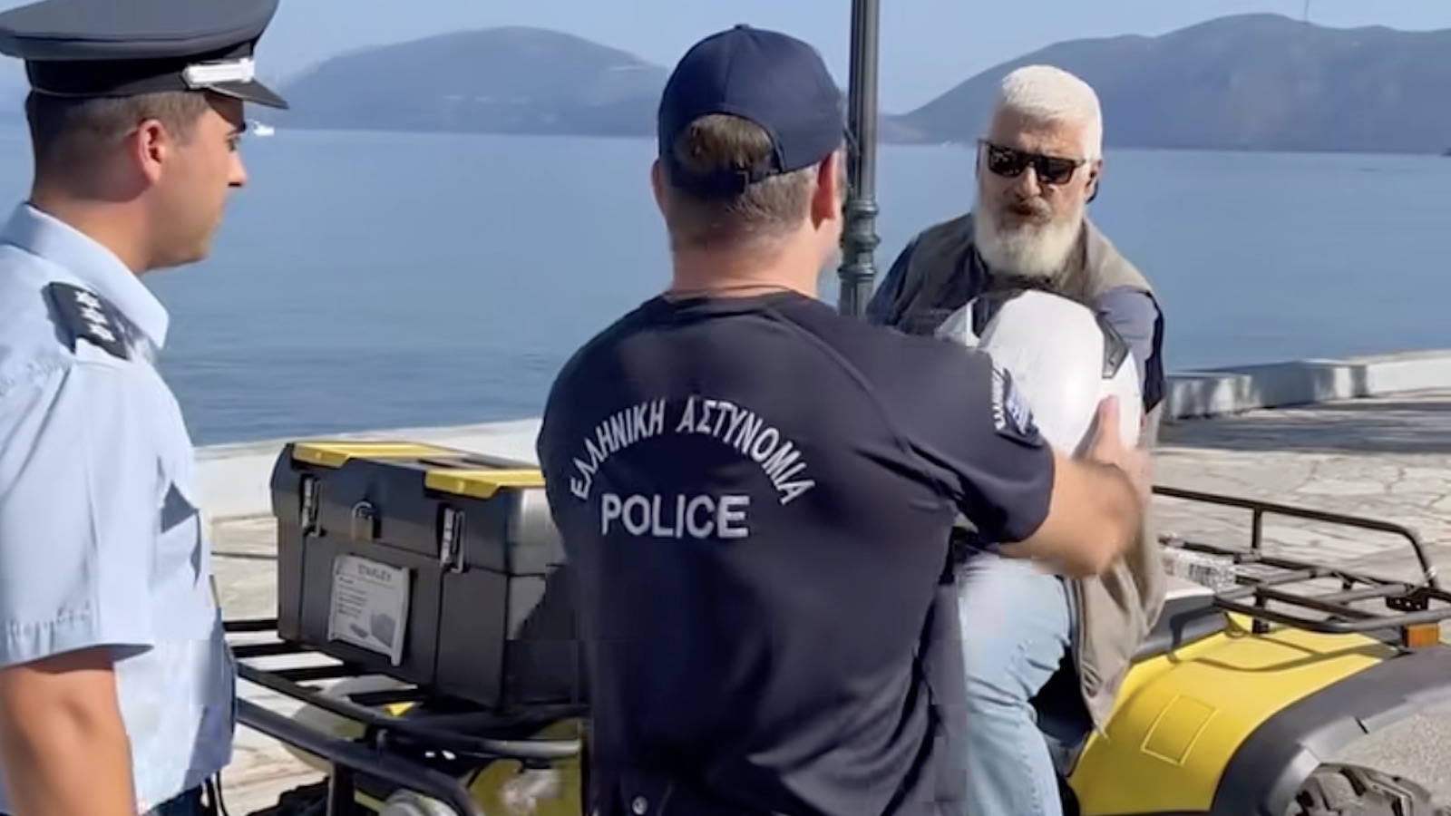 Κεφαλονιά: Ευχάριστη έκπληξη από την Τροχαία — Αντί για κλήσεις, μοίρασε κράνη 