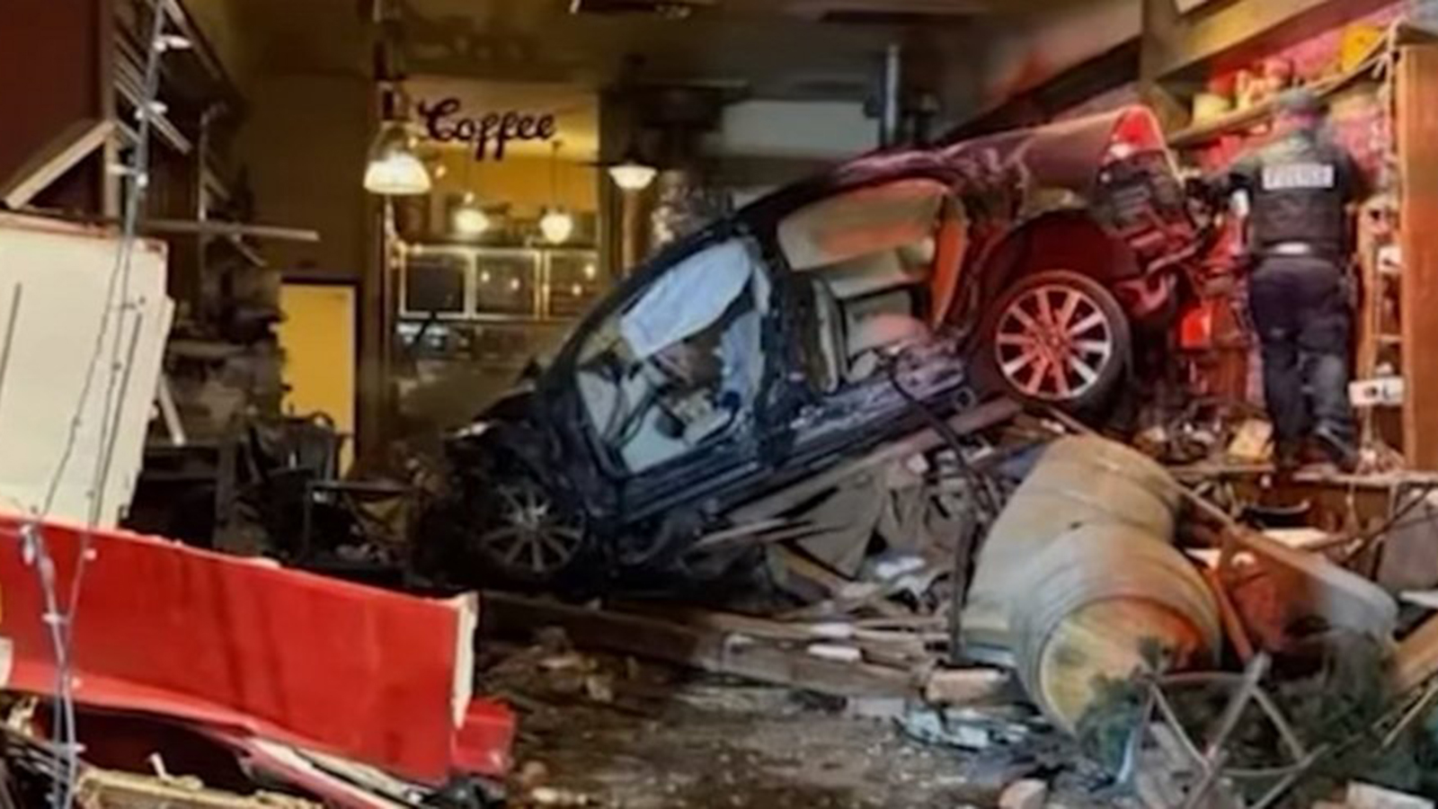 ΗΠΑ: 90χρονος οδηγός καρφώθηκε αφρενάριστος σε καφετέρια 