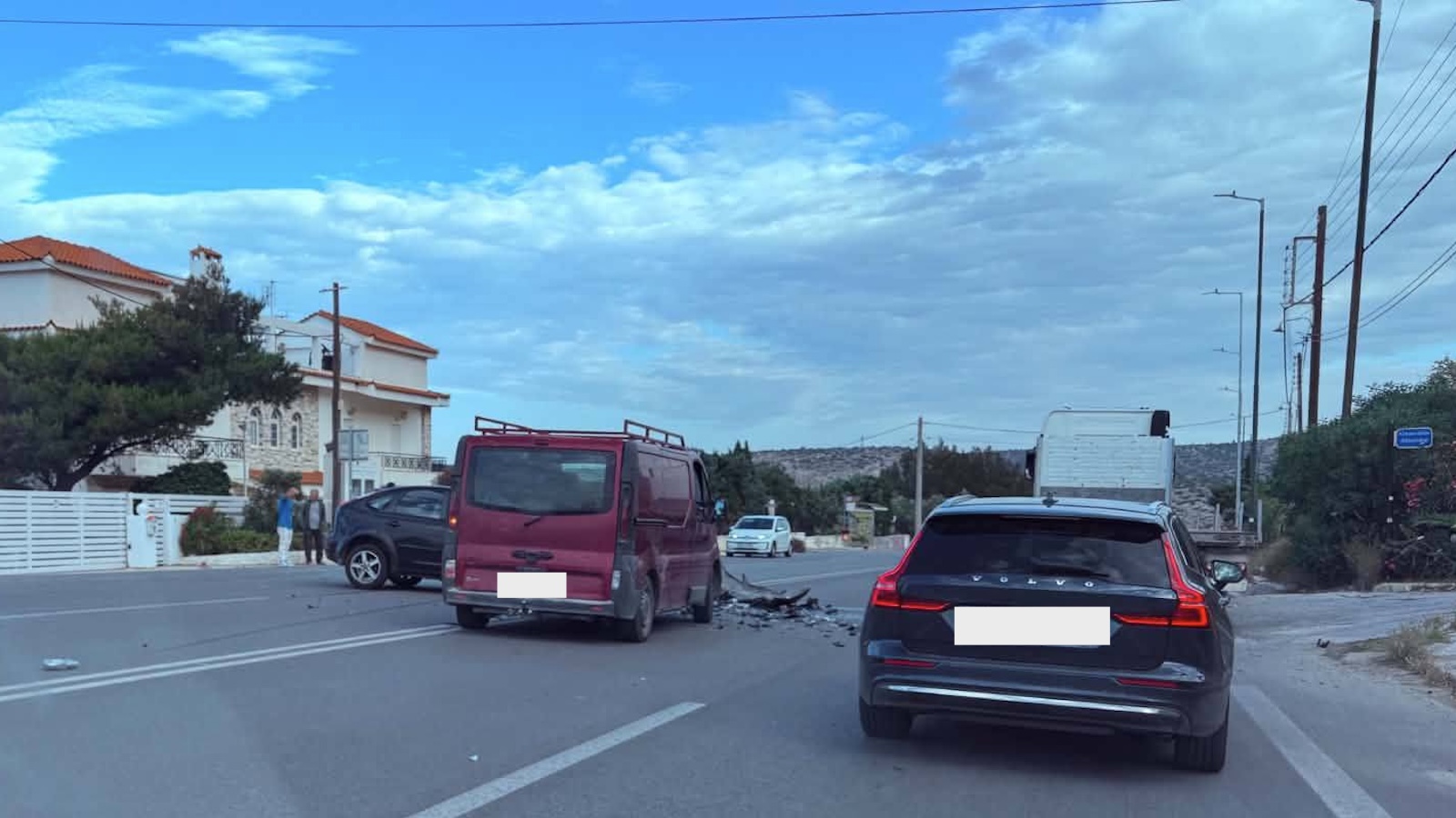 Το περιστατικό συνέβη στη συμβολή της λεωφόρου με την οδό Αλκυονίδων, όταν κάτω από αδιευκρίνιστες μέχρι στιγμής συνθήκες, τρία οχήματα συγκρούστηκαν πλαγιομετωπικά. 